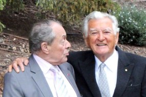 Bob Hawke, ancien Premier ministre australien, en compagnie de son «âme soeur». C'est ainsi qu'il qualifie l'ancien Premier ministre français Michel Rocard. Tous les deux étaient à Hobart, en Tasmanie, mardi, pour célébrer les 20 ans de la signature de leur création commune, Protocole de Madrid, interdisant l'exploitation minière et pétrolière de l'Antarctique. (ABC) Bob Hawke, ancien Premier ministre australien, en compagnie de son «âme soeur». C'est ainsi qu'il qualifie l'ancien Premier ministre français Michel Rocard. Tous les deux étaient à Hobart, en Tasmanie, mardi, pour célébrer les 20 ans de la signature de leur création commune, Protocole de Madrid, interdisant l'exploitation minière et pétrolière de l'Antarctique. (ABC)