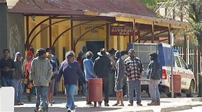 La communauté aborigène d'Alice Springs, aux abords du pub Todd Tavern. (ABC News) La communauté aborigène d'Alice Springs, aux abords du pub Todd Tavern. (ABC News)