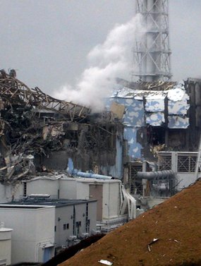 A Fukushima, la décontamination de l'eau ayant servi à refroidir les réacteurs vient de commencer. Selon le Pacific Disaster Centre, c'est cette eau qui pose le plus de problèmes, car sous l'effet de la chaleur, les molécules d'oxygène et d'hydrogène se sont désolidarisées, et l'hydrogène radioactif voyage vite dans l'atmosphère. (TEPCO) A Fukushima, la décontamination de l'eau ayant servi à refroidir les réacteurs vient de commencer. Selon le Pacific Disaster Centre, c'est cette eau qui pose le plus de problèmes, car sous l'effet de la chaleur, les molécules d'oxygène et d'hydrogène se sont désolidarisées, et l'hydrogène radioactif voyage vite dans l'atmosphère. (TEPCO)