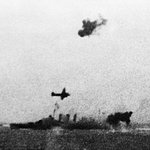 Le bâtiment HMAS Australia attaqué par des avions japonais lors de la Bataille de la Mer de Corail. [Australian War Memorial: ID Number 044238]