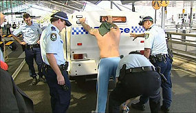 Meurtre à l’aéroport de Sydney. Quatre hommes, des « bikies » ont été interpellés. [ABC]