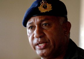 Le Premier ministre provisoire des îles Fidji Bainimarama lance un appel à la patience devant les grands de ce monde.