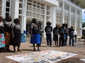 Des propriétaires fonciers aborigènes manifestant devant le Parlement du Territoire du Nord pour protester contre le projet de construire une décharge nucléaire dans leur région. [ABC]