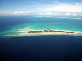 Le lagon de Marovo a perdu ses habitants. 10 000 poissons et animaux marins sont morts, par manque d'oxygène. Simon Albert, un chercheur australien, pense que la catastrophe est due à une floraison d'algues toxiques. [www.flickr.com]