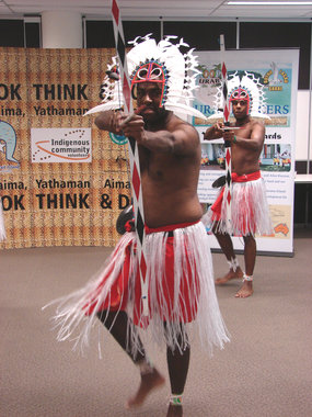 Danseurs de Détroit de Torres en pleine répétition. [ABC News: Adrienne Francis]