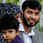 Le Dr Mohamed Haneef, (à droite) avec sa femme Firdous Arshiya et sa fille Haniya Kulthum. [AAP]