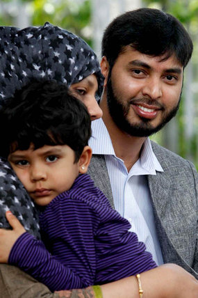 Le Dr Mohamed Haneef, (à droite) avec sa femme Firdous Arshiya et sa fille Haniya Kulthum. [AAP]