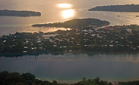 Sur l'île principale d'Éfaté, 80% des  sont loués à des étrangers qui bénéficient de baux fonciers de 99 ans.