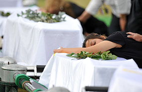 A Sydney mardi, les demandeurs d'asile de Christmas Island pleurent leurs proches et parents décédés dans le naufrage de décembre dernier. (AAP: Paul Miller)