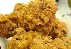 Le poulet de la discorde: Kazi Foods, qui gère les trois restaurants sous franchise KFC à Fidji, a décidé de fermer ses cuisines, les ingrédients du poulet pané étant retenus par les douanes. [www.flickr.com]