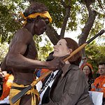 Danseur Yolngu, Timmy Ganambarr, danse devant le Premier ministre australien, Julia Gillard lors de la cérémonie de signature. [AAP: Peter Eve]