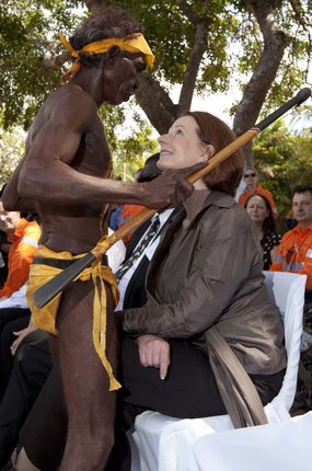 Danseur Yolngu, Timmy Ganambarr, danse devant le Premier ministre australien, Julia Gillard lors d'une cérémonie de signature d'une convention de bail avec une société minière. [AAP: Peter Eve]
