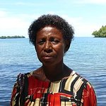 Scholastica Sarea, institutrice à la retraite, dans son village de Kananam, au bord du lagon de Madang. [Jemima Garrett/Radio Australie]