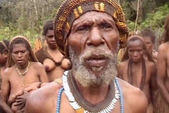 Mathias Bunai, chef du village de Pugodide, au cours d'un sacrifice de cochon. Il réunit régulièrement son clan pour des cérémonies coutumières- une manière de faire vivre sa culture, méprisée par une partie des Indonésiens. (Extrait du film "Pride of the Warriors"/Jono Van Hest)
