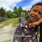 L'un des plus jeunes des 40 habitants de Makatea, un atoll des Tuamotu sinistre depuis la fin de l'exploitation du phosphate en 1960. (Extrait de 