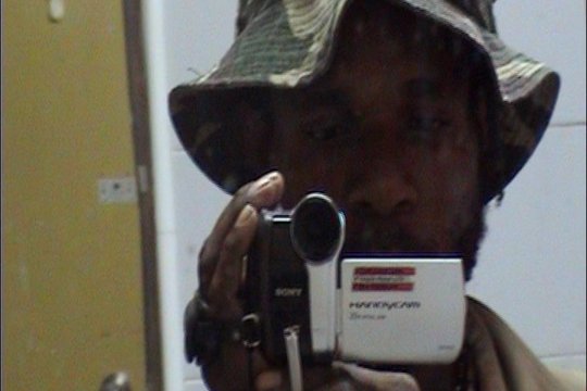 Un Indépendantiste papou apprend à se servir de la caméra. En Papouasie Occidentale, le témoignage par l'image devient un moyen de résister à l'occupation indonésienne. (Extrait de "Pride of the Warriors"/Jono Van Hest)