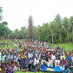 Vohor et Salwai assis au milieu avec l'exécutif de l'UMP au pied du Saut du Gaul lors de leur congres l'annèe derniêre au Sud de Pentecost. [Hilaire Bule]