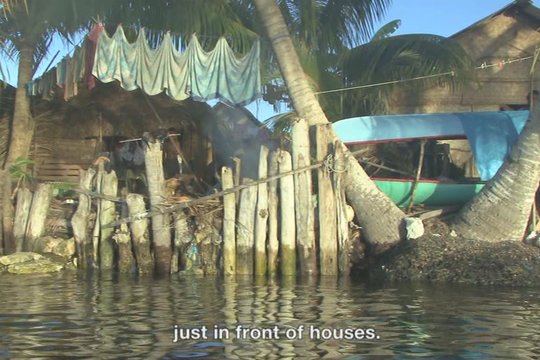 L'atoll de Takuu, au large de Bougainville, se protège tant bien que mal des grandes marées en construisant des digues de fortune. Une pratique qui accélère l'érosion des plages, selon l'océanographe John Hunter et le géomorphologiste Scott Smithers (extrait du documentaire de Briar March, "There once was an island")