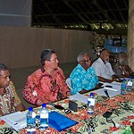 Moana Carcasses Kalosil, (en chemise rouge), ministre des Finances du Vanuatu. [Hilaire Bule]