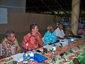 Moana Carcasses Kalosil, (en chemise rouge), ministre des Finances du Vanuatu. [Hilaire Bule]