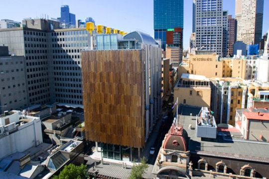 Le Council House 2, bâtiment de la municipalité de Melbourne, ferme ses volets au soleil ardent de Melbourne. Sur le toit, les turbines jaunes aident à renouveler l'air intérieur du bâtiment et à évacuer l'air chaud. (© Copyright City of Melbourne 2010)
